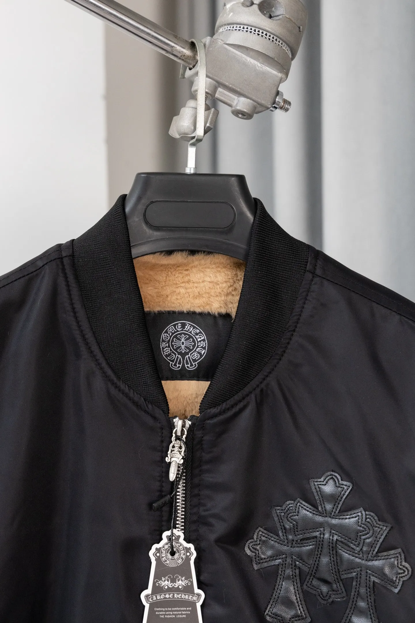 P410 Style No.: S045 This is a velvet baseball jacket from **Chrome Hearts**. It is a representative item of the brand that combines dark pioneer style with American street culture. It is also a trendy item that combines personality and warmth in autumn and winter. Design Highlights Iconic Elements: The brand’s classic cross leather embroidery is embellished throughout the body, paired with metallic hardware decorations (such as zipper pullers and hang tags). It combines Gothic religious symbols with heavy metal style, which is highly recognizable and is an intuitive embodiment of Crow Heart’s “dark luxury” tone.  Style and structure: It adopts the classic baseball uniform style, with a stand-up collar design and a two-way zipper, which is neat and stylish; the zipper pockets on the sleeves and the diagonal pockets on the body not only enhance the street feel, but are also practical.  Material splicing: The outer layer is made of high-density windproof fabric, and the inner layer is filled with velvet material, which has excellent thermal insulation performance; the threaded design of the collar and cuffs improves the overall crispness and wearing comfort. Craftsmanship and Quality: The cross is veneered using imported leather + hand-embroidered craftsmanship, with fine stitching and strong three-dimensional effect; the metal hardware has been distressed to give it a vintage and distressed texture, and the details reflect the brand's strict requirements for craftsmanship.  The velvet inner liner is evenly and fully filled, and the splicing process with the outer fabric is rigorous. It is not easy to deform after long-term wear, and has excellent warmth retention and durability. Style and Outfit This jacket is based on dark street style, and its black main tone is versatile and high-end. It can be paired with ripped jeans and Martin boots to create a cool street style in daily life; it can also be worn with a turtleneck sweater and a long coat on the outside. It can be layered to create layers, making it easily suitable for niche trendsetters, rock enthusiasts and other diverse style groups. It is an eye-catching item in the autumn and winter wardrobe that shows individuality. Size: s-XL Color: Black